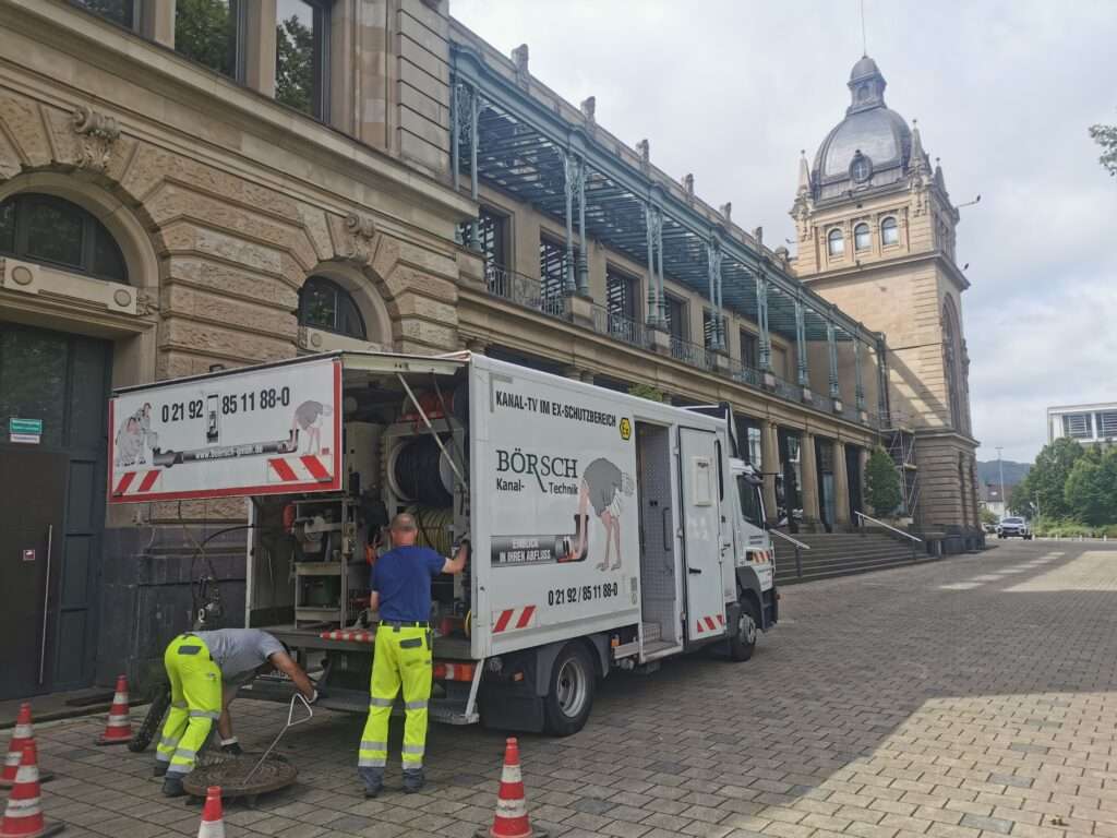 Grundstücksentwässerung Historische Stadthalle Wuppertal durch IWR GmbH - Bauarbeiter an einem LKW